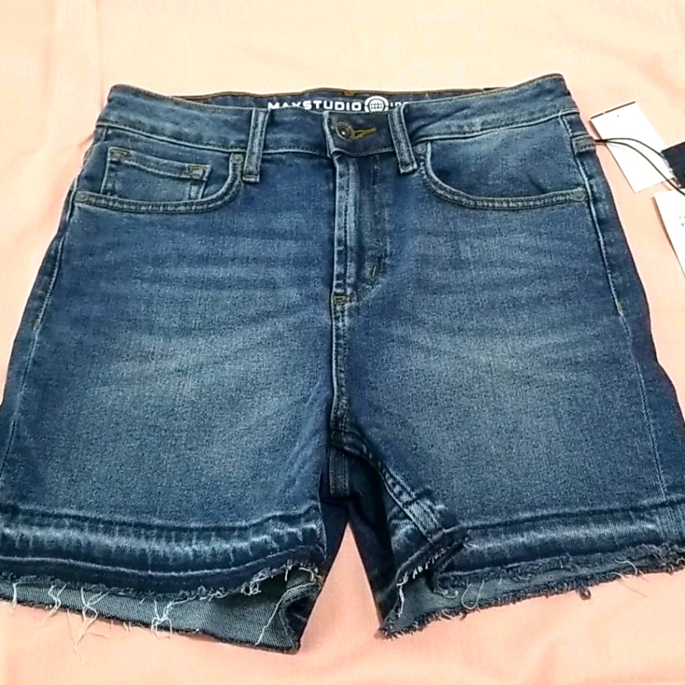 NWT MAX studio high rise denim shorts size8